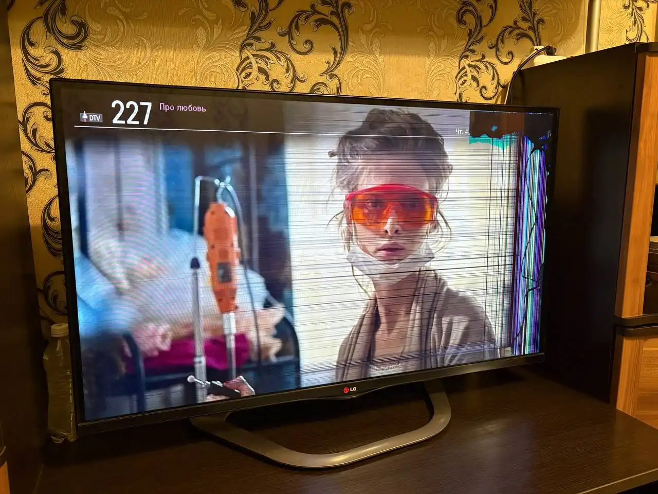 Телевизор LG 43 дюймов с дефектом