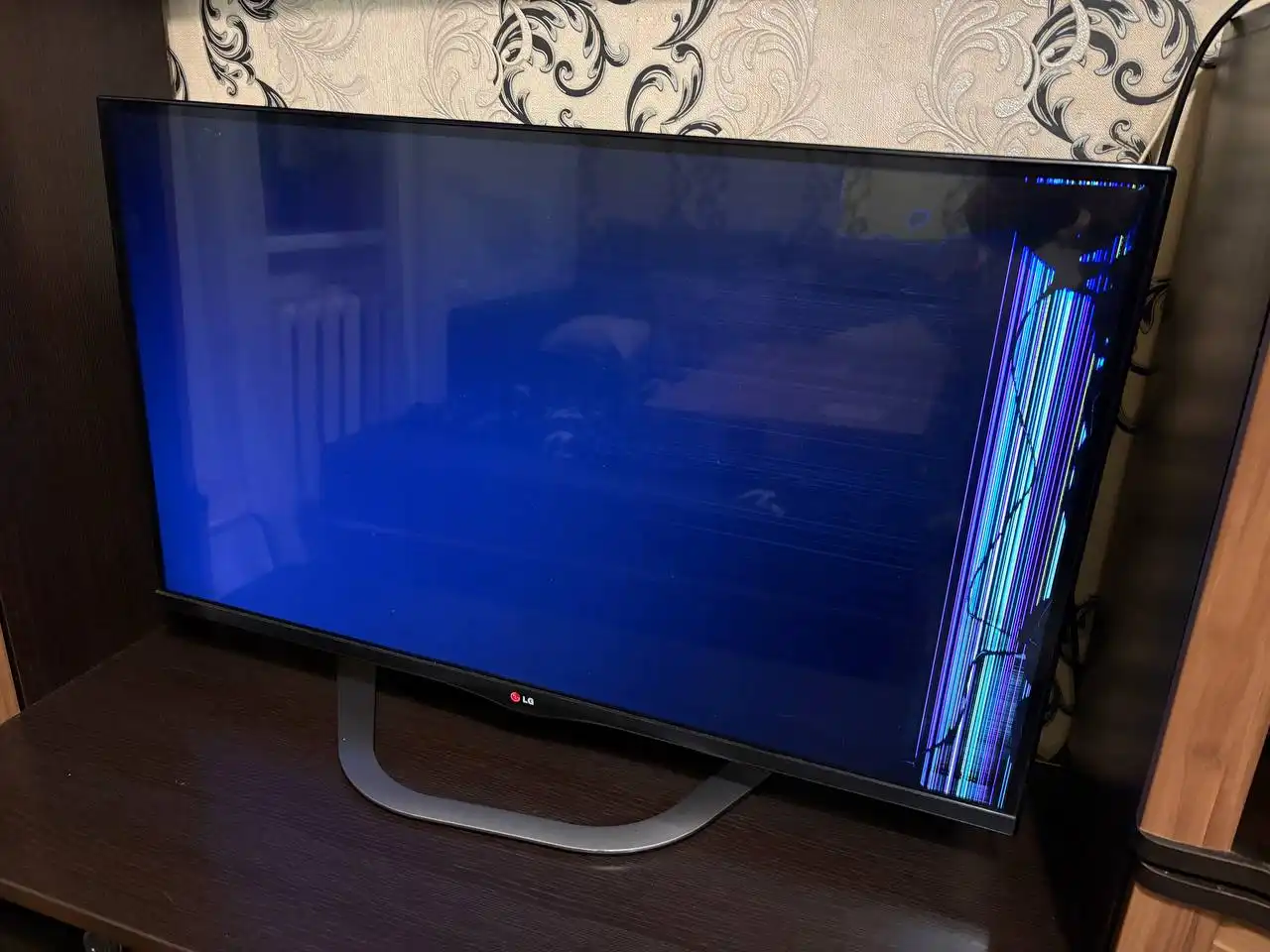 Телевизор LG 43 дюймов с дефектом