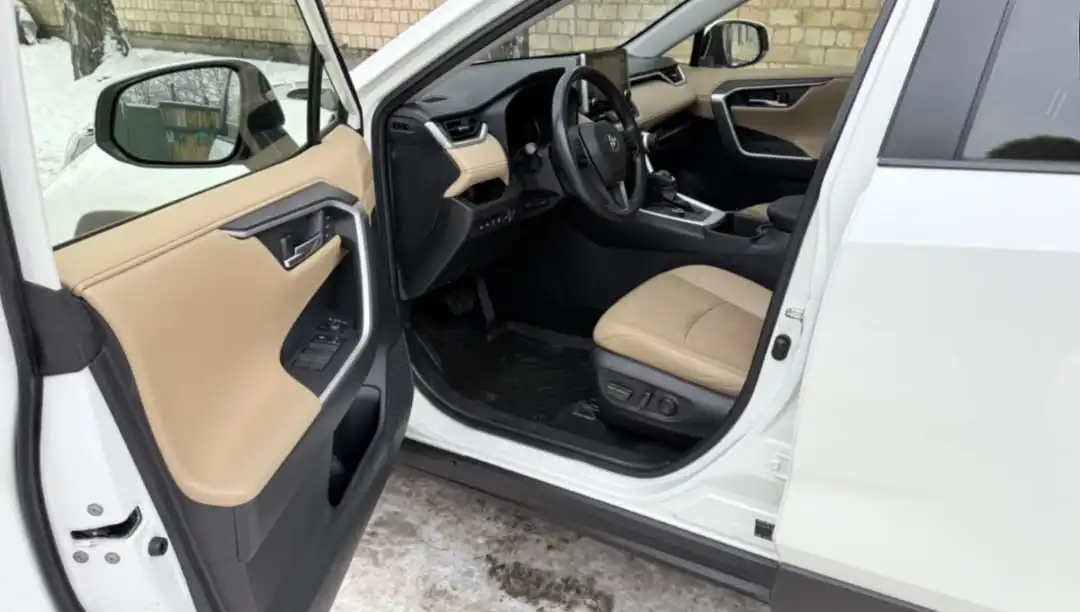 Продам Toyota RAV4 2022 года - Внедорожники (Авто) в Ярославль