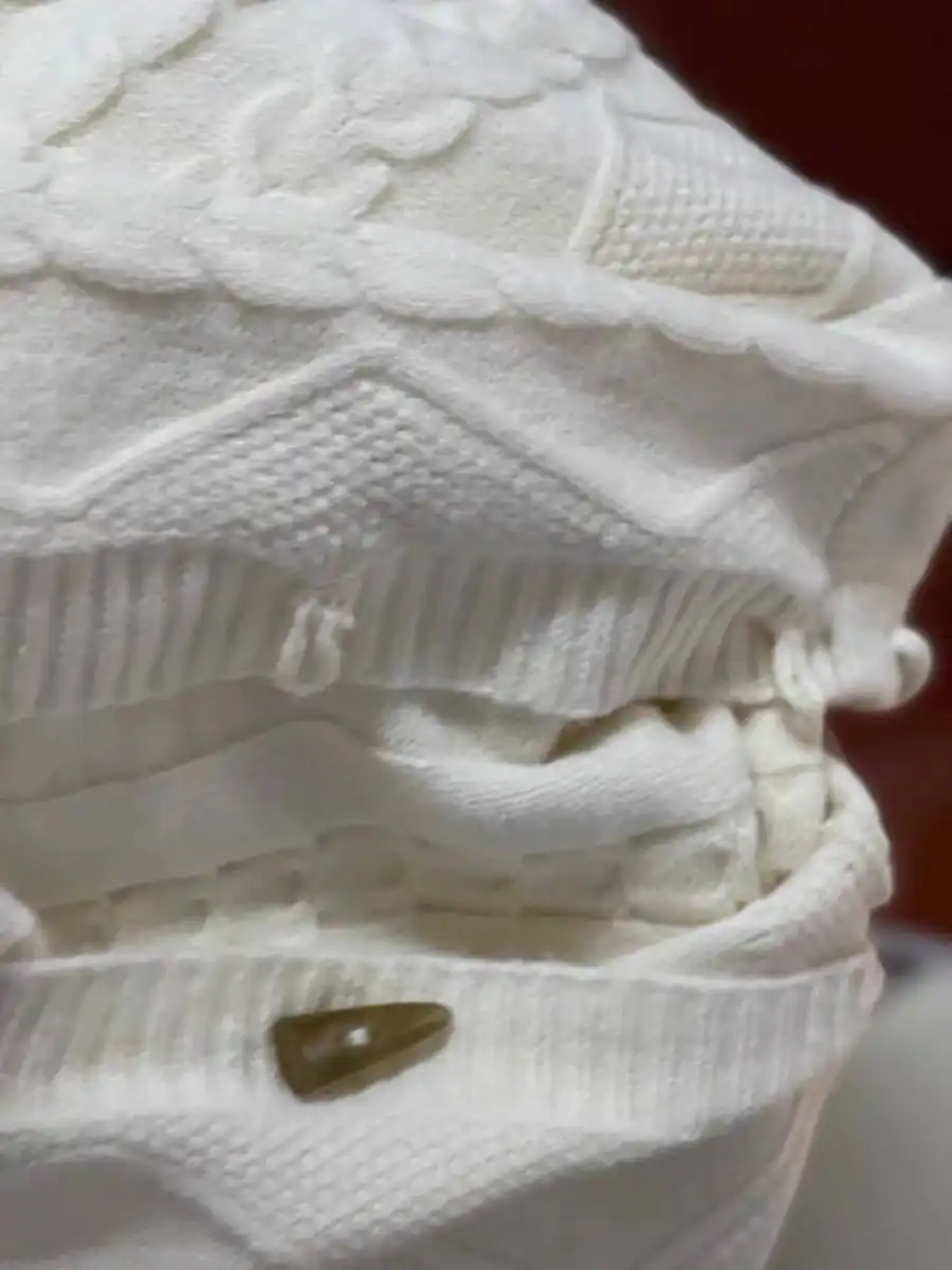 Белый свитер