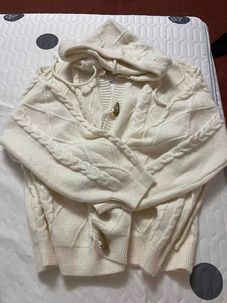 Белый свитер