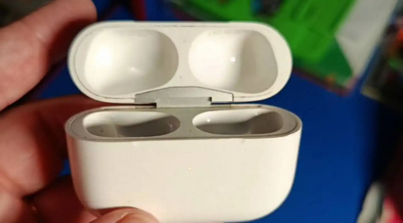 Кейс для наушников AirPods оригинал