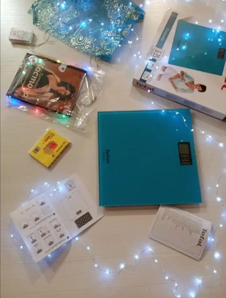 Напольные весы Tefal, гирлянда на батарейках, книга о здоровье с подарками