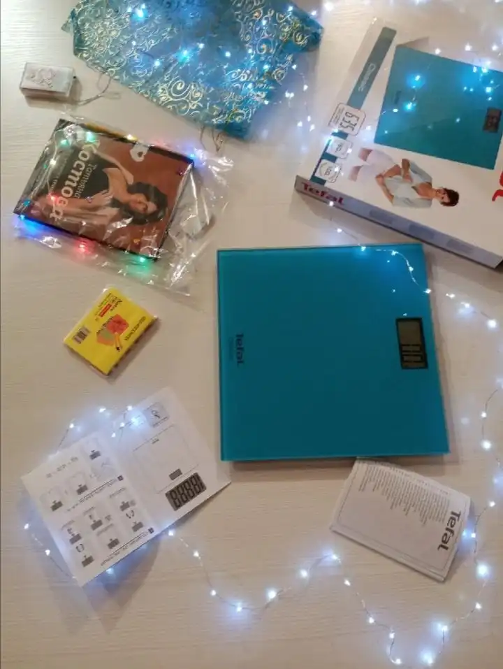 Напольные весы Tefal, гирлянда на батарейках, книга о здоровье с подарками