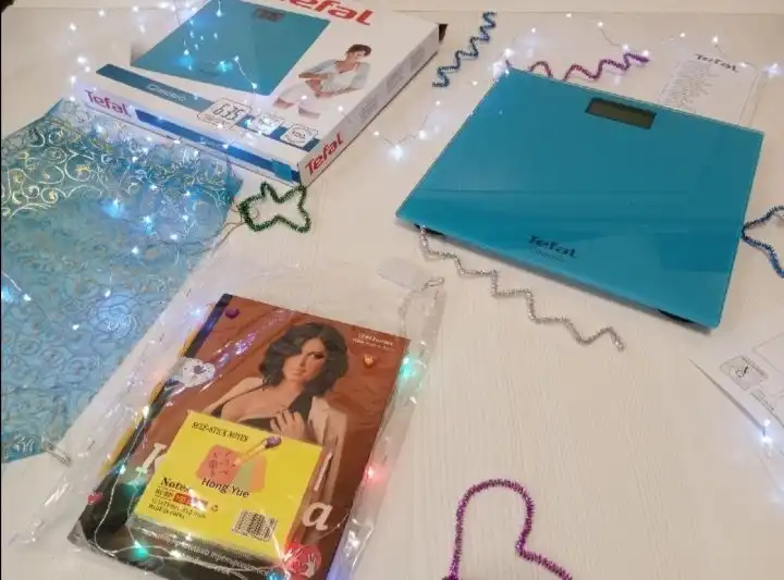 Напольные весы Tefal, гирлянда на батарейках, книга о здоровье с подарками