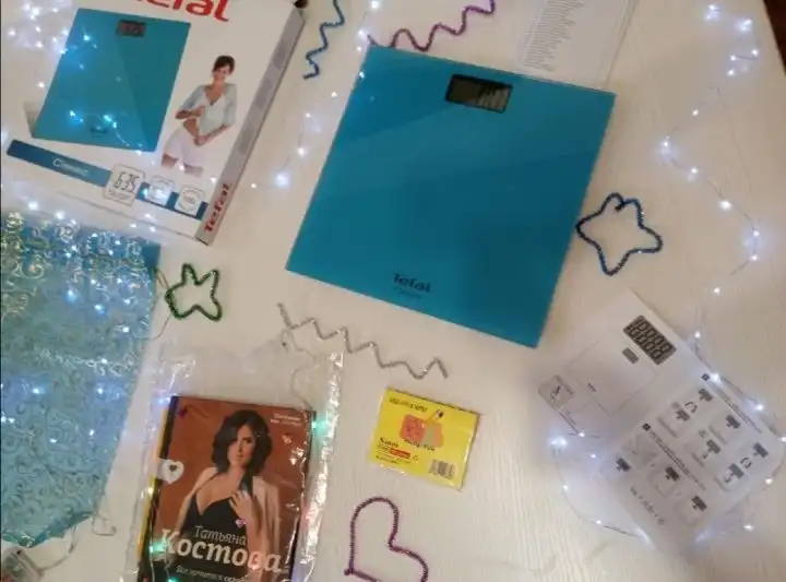 Напольные весы Tefal, гирлянда на батарейках, книга о здоровье с подарками