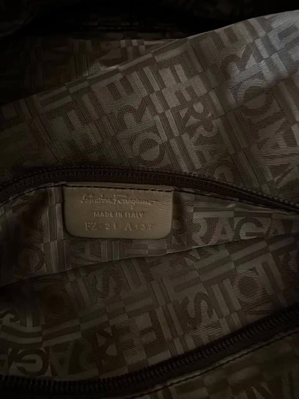 Сумка Ferragamo из кожи питона