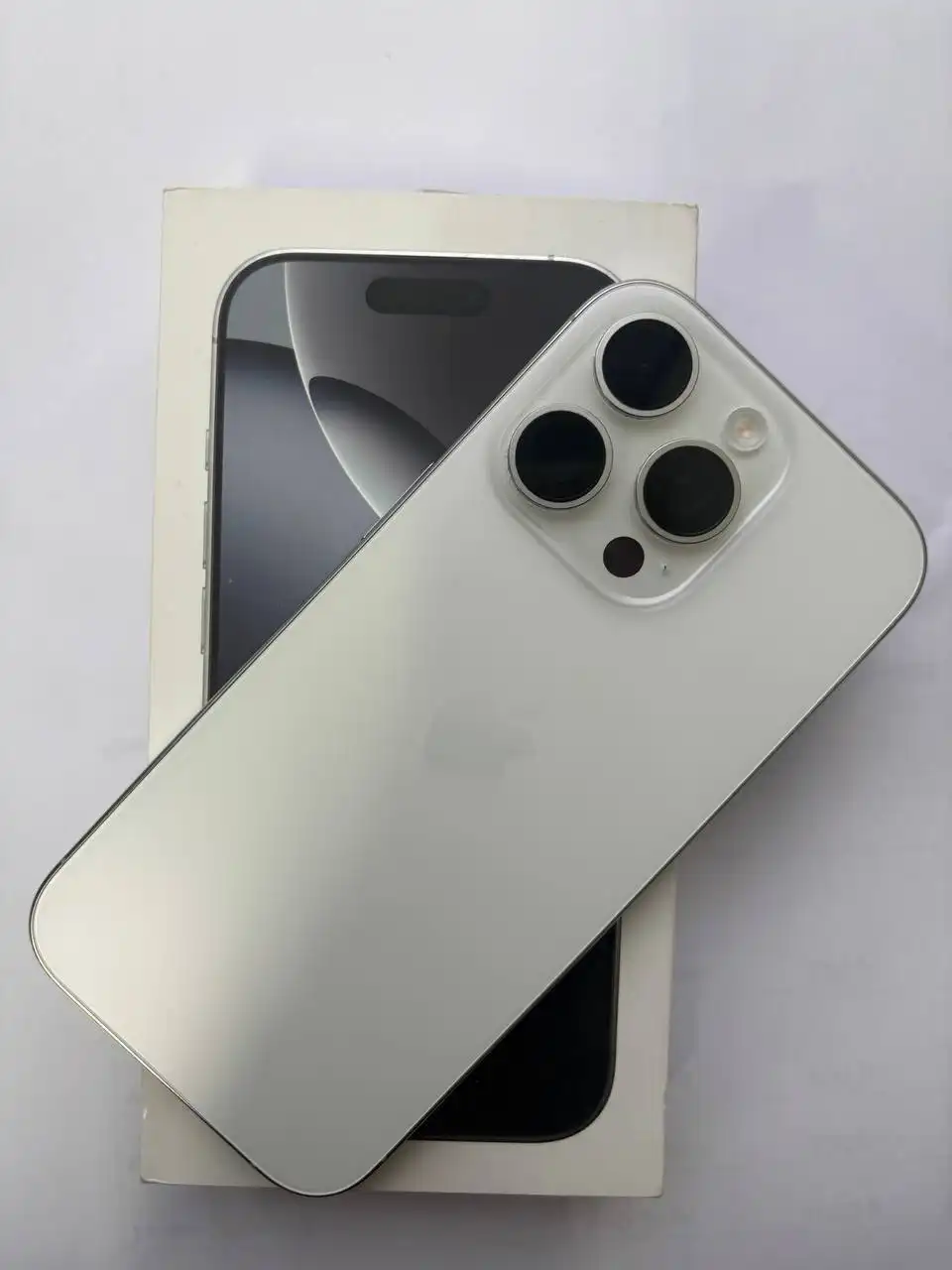 Продаётся iPhone 16 в отличном состоянии с аксессуарами