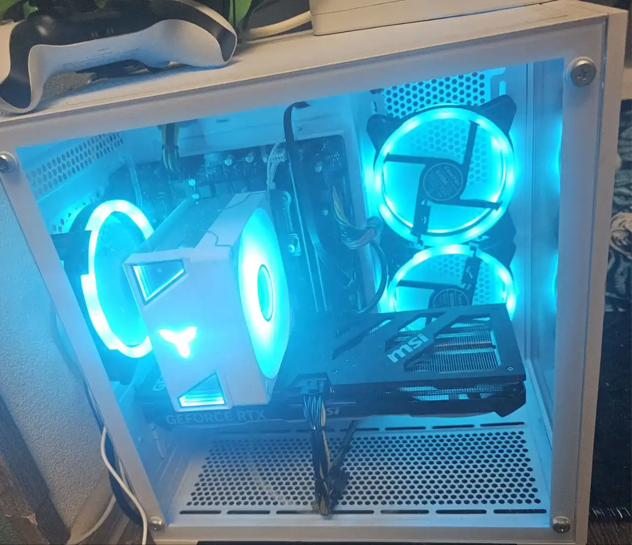 Игровой ПК с монитором, клавиатурой и наушниками