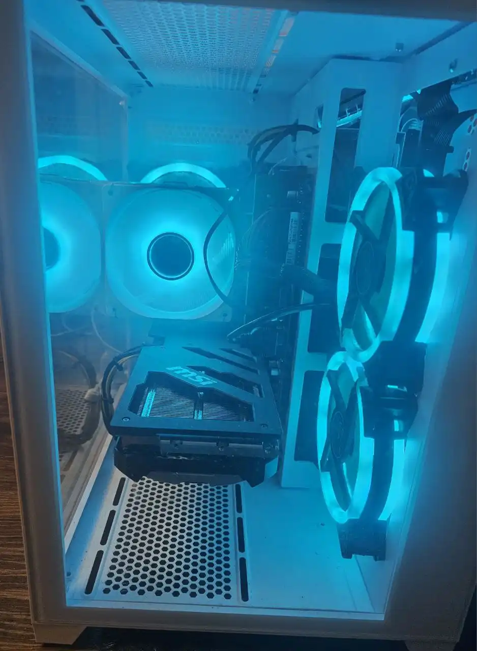 Игровой ПК с монитором, клавиатурой и наушниками