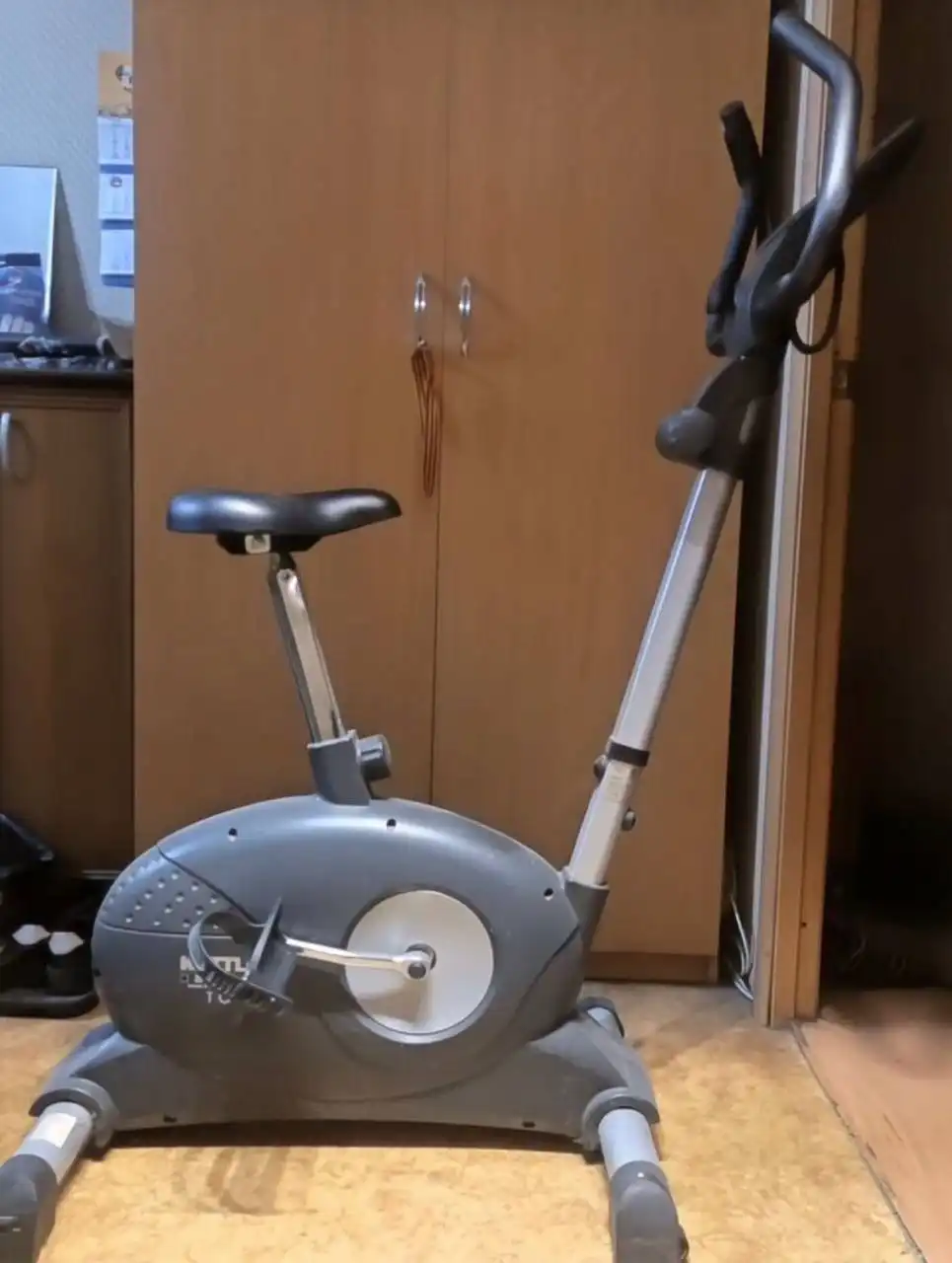 Велотренажер с неработающим табло