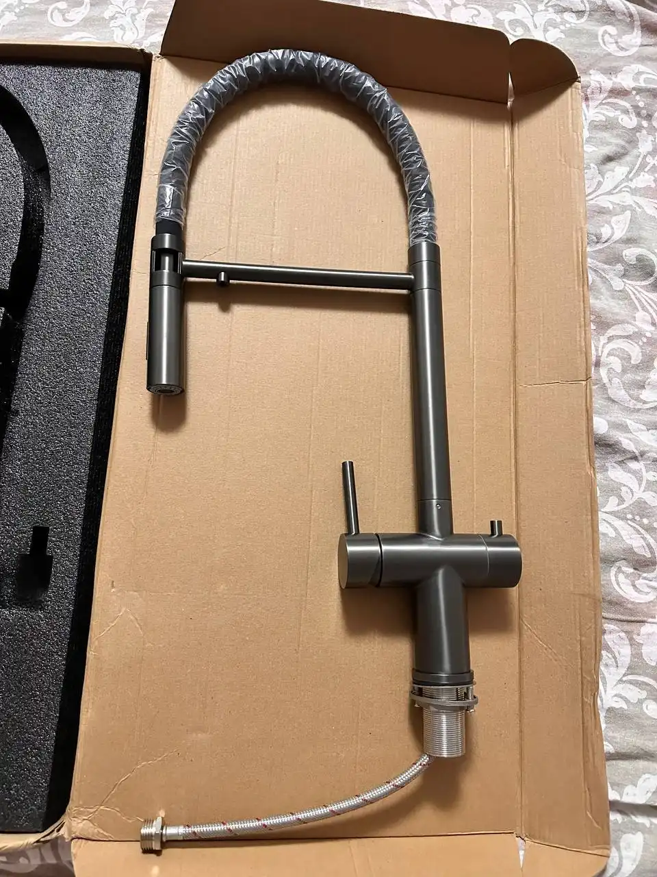 Смеситель с гибким изливом и краном для питьевой воды