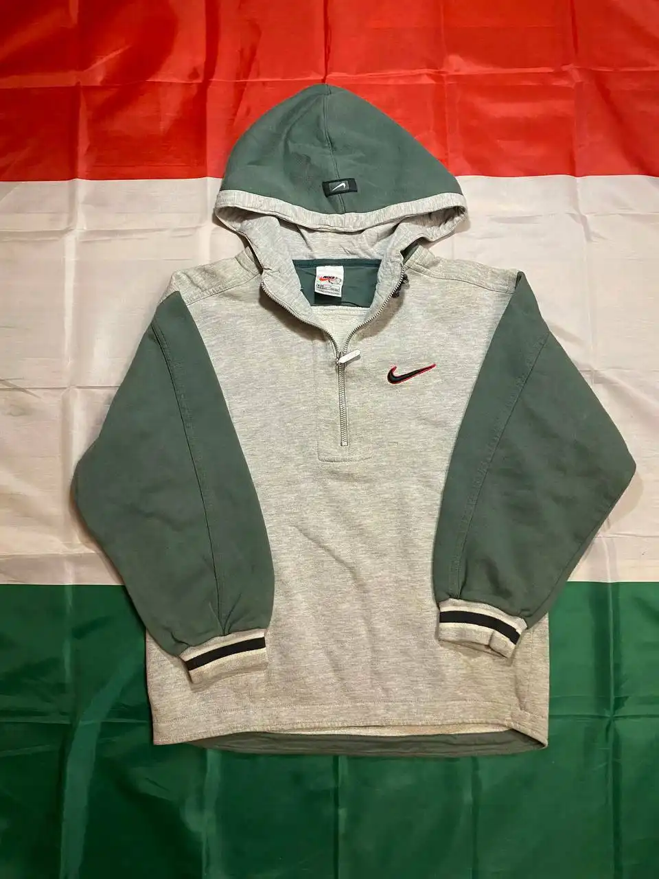 Продажа одежды: худи, джинсы, кеды