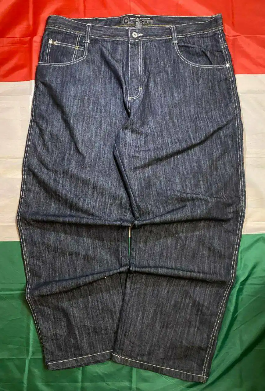 Продажа одежды: худи, джинсы, кеды