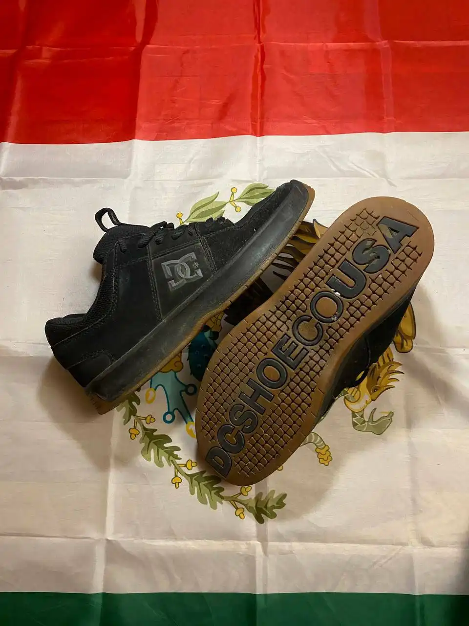 Продажа одежды: худи, джинсы, кеды