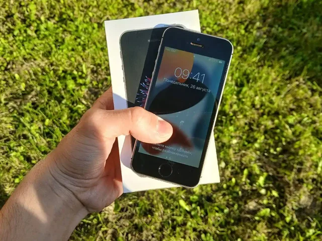 Продам iPhone SE 2016 года - Мобильные телефоны в Санкт-Петербург