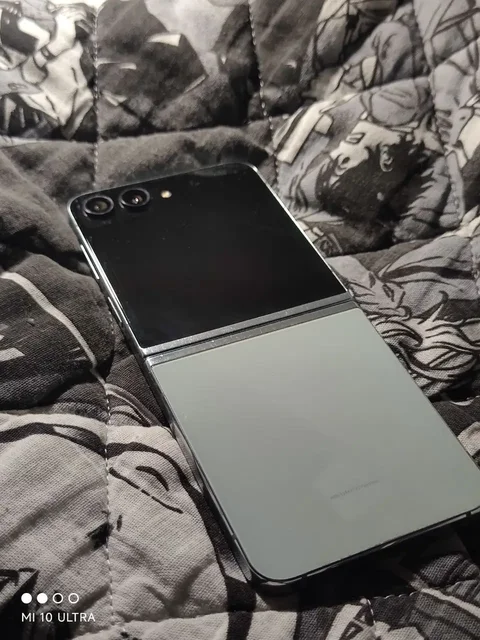 Samsung Galaxy Z Flip 5 8/256GB с дефектами экрана - Компьютеры в Санкт-Петербург