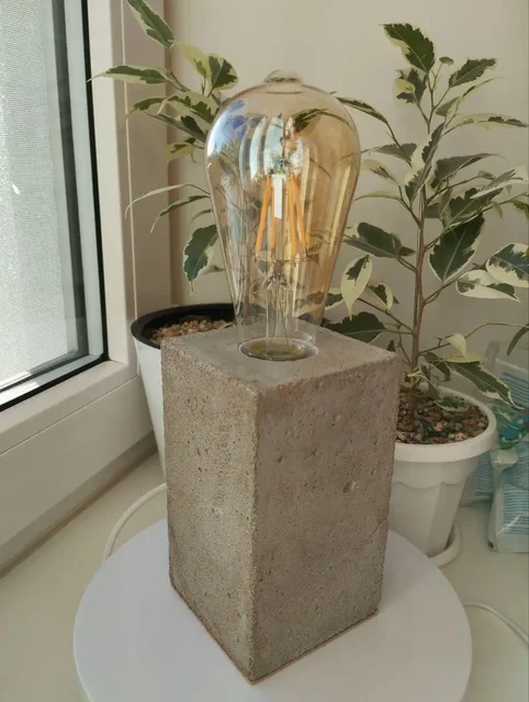 Настольная лампа на бетонном основании - Часы в Санкт-Петербург