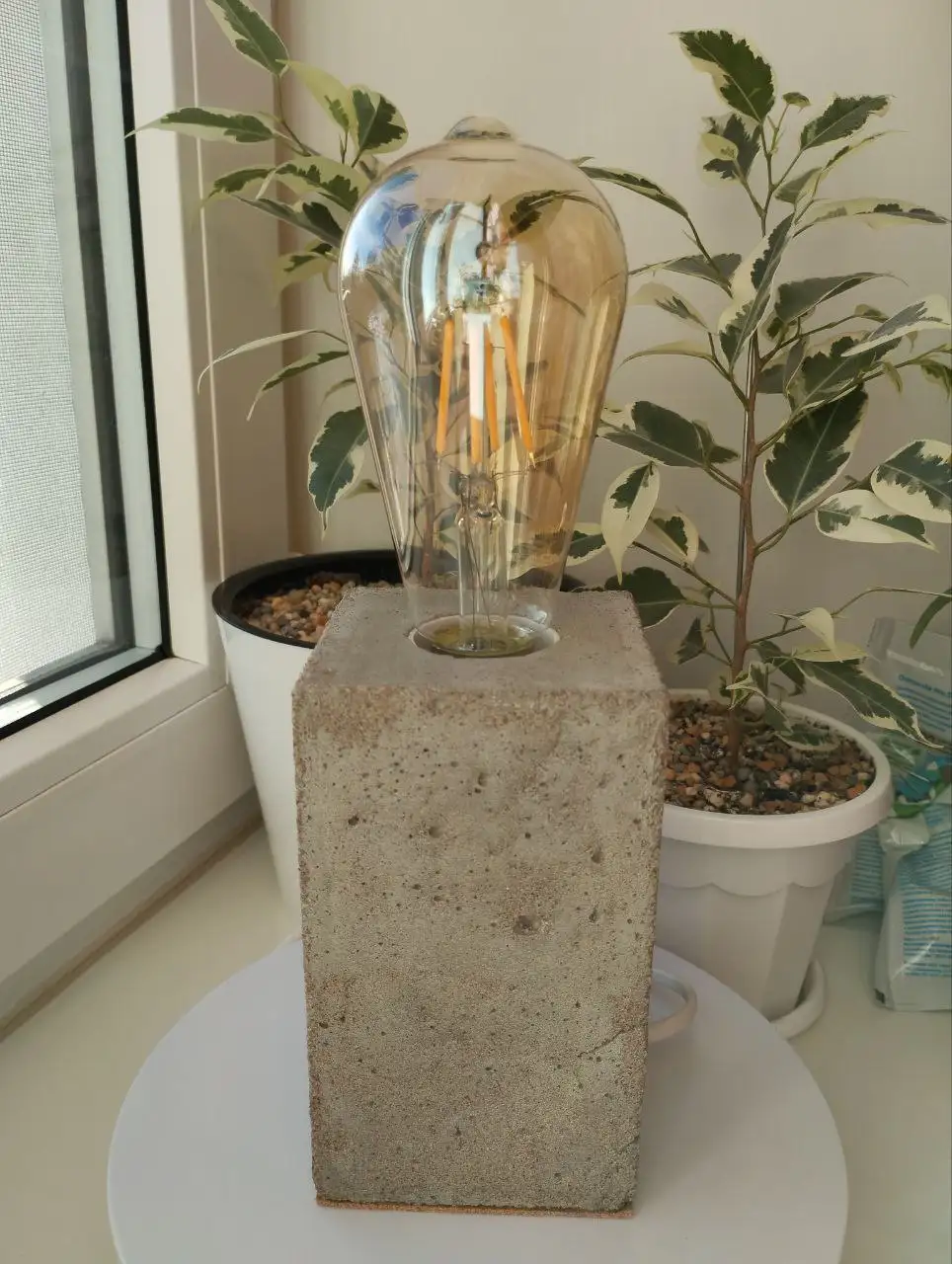 Настольная лампа на бетонном основании - Барахолка в Санкт-Петербург