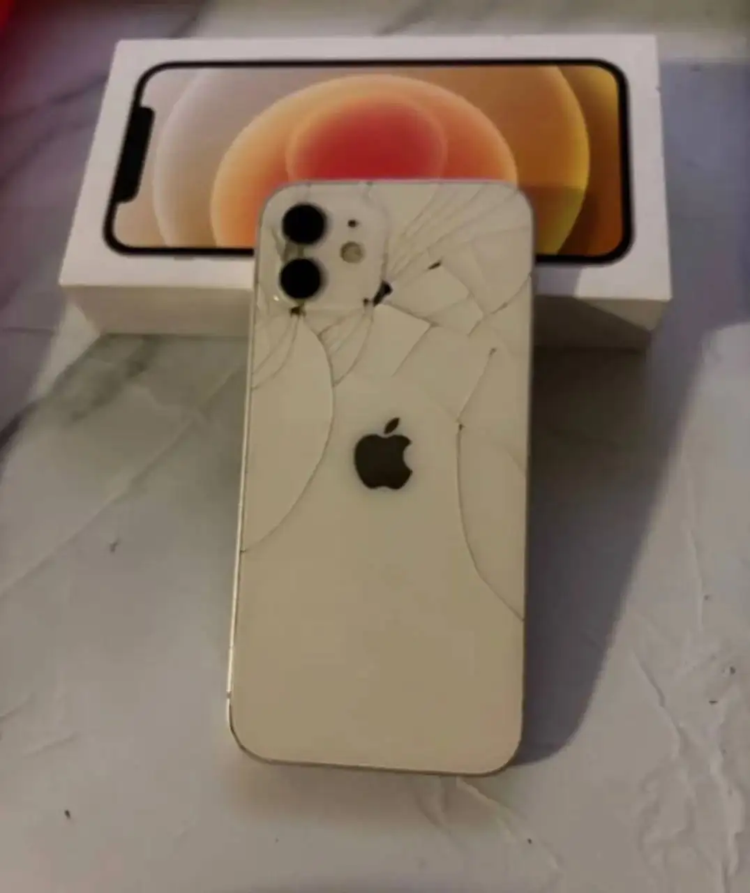 Продажа телефона с незначительными дефектами - Телефоны (Электроника) в Санкт-Петербург