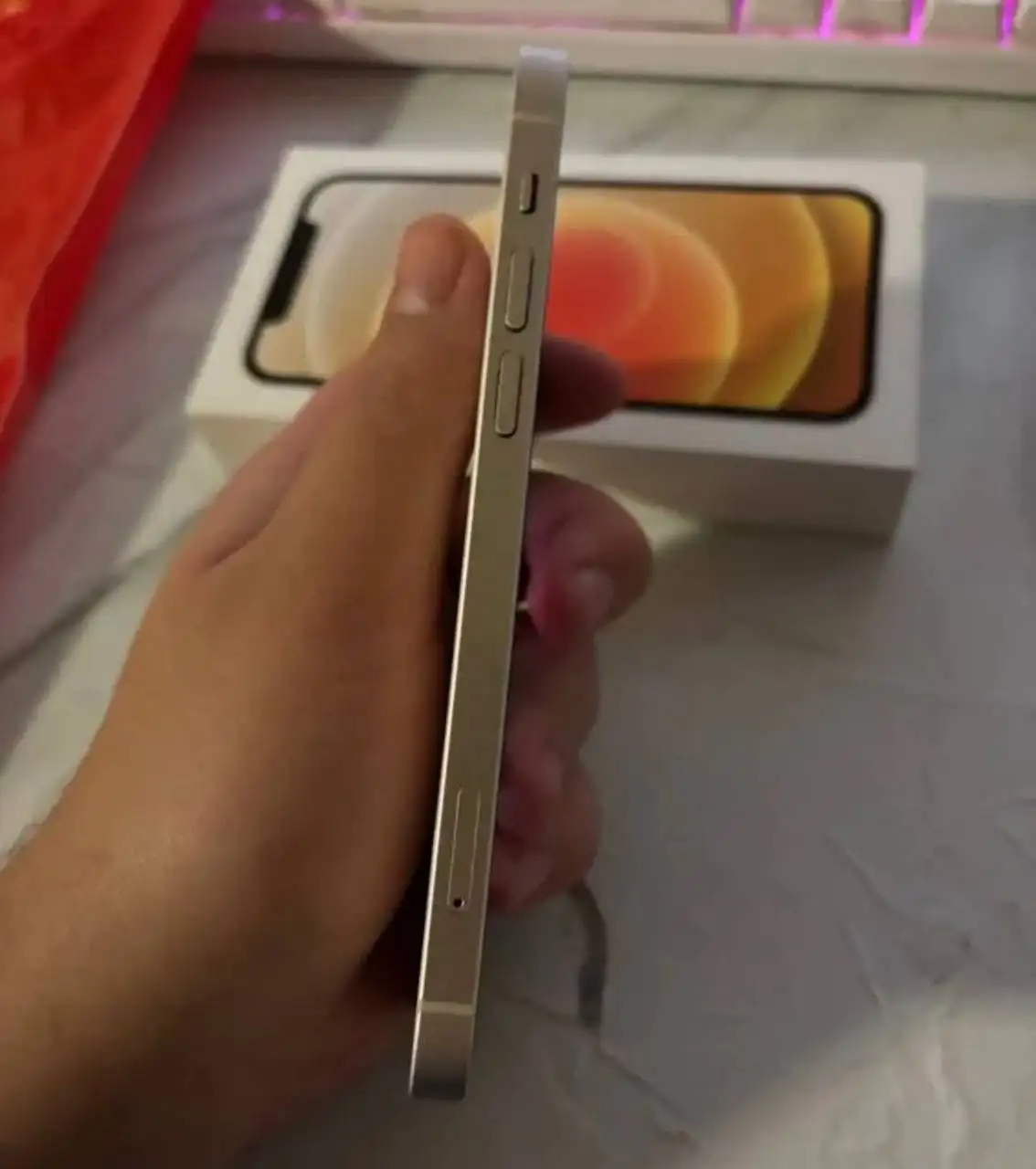 Продажа телефона с незначительными дефектами - Телефоны (Электроника) в Санкт-Петербург