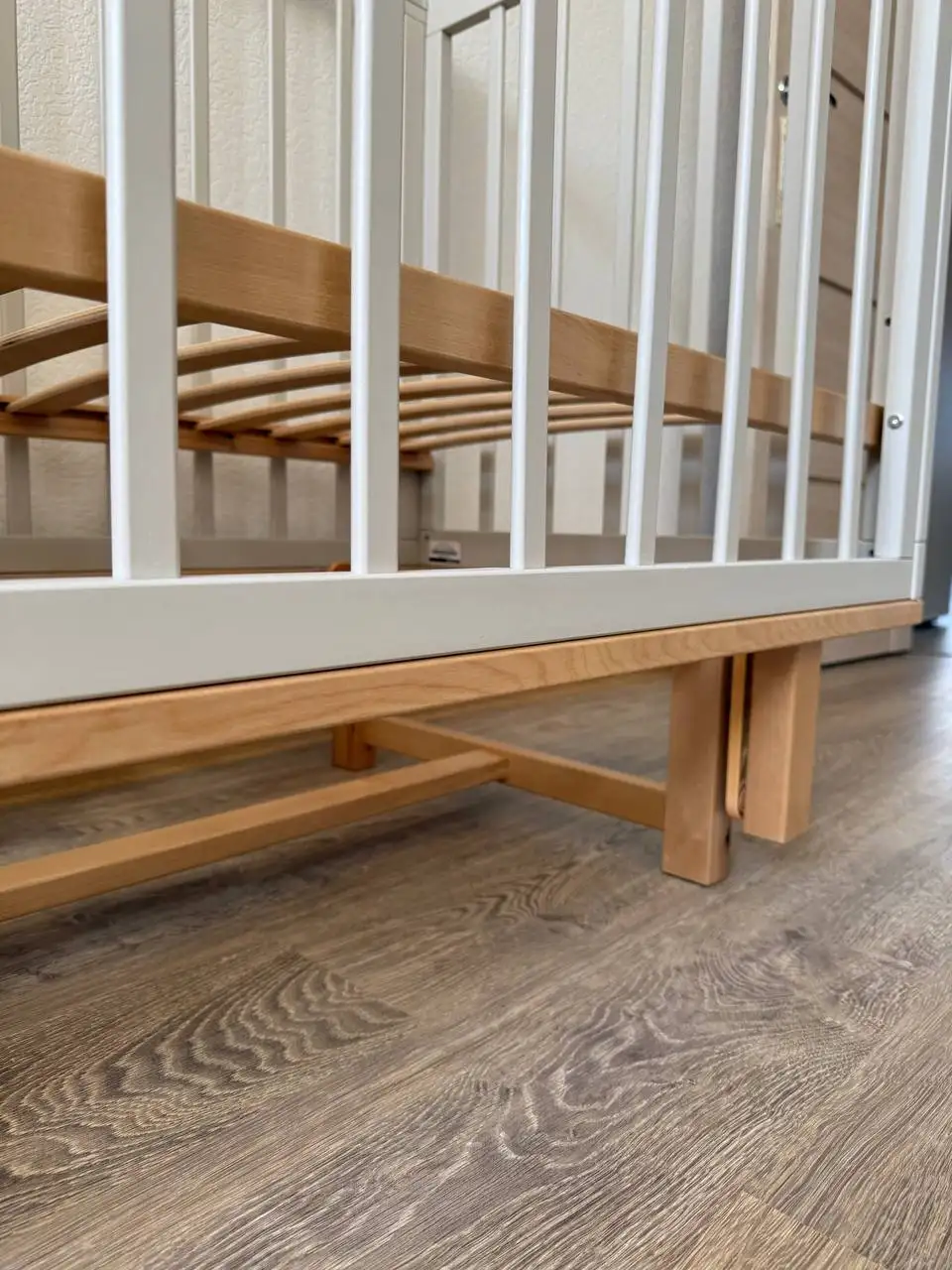 Продажа детской кроватки MOWbaby Lilla с продольным маятником - Детская мебель (Товары для детей) в Санкт-Петербург