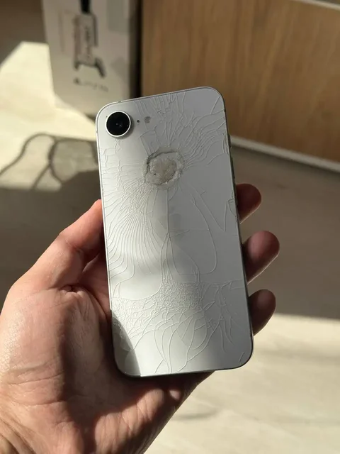 iPhone 16e 128gb с разбитой задней крышкой - Компьютеры в Санкт-Петербург