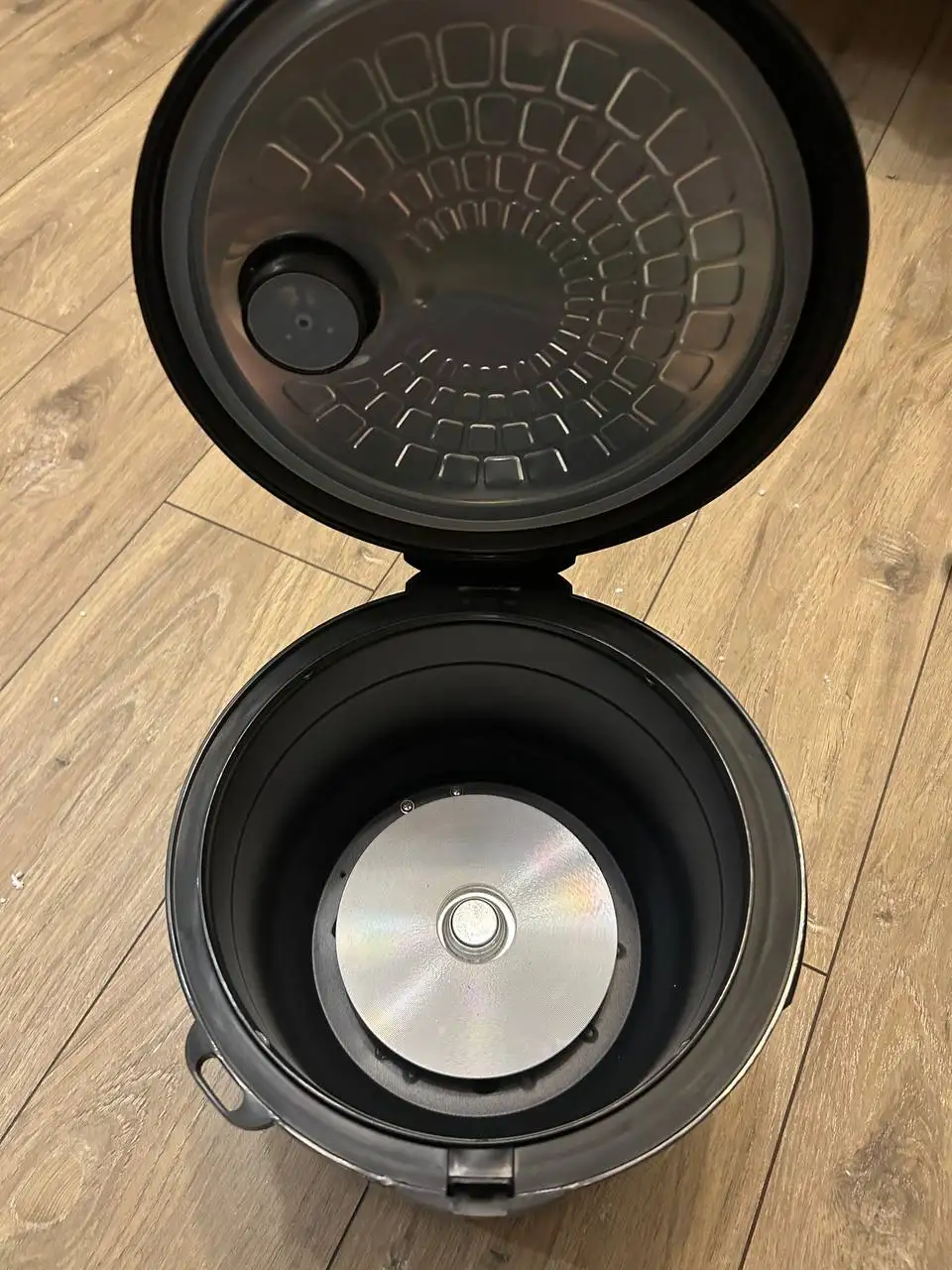 Мультиварка новая с дефектом корпуса - Мелкая бытовая техника (Электроника) в Санкт-Петербург