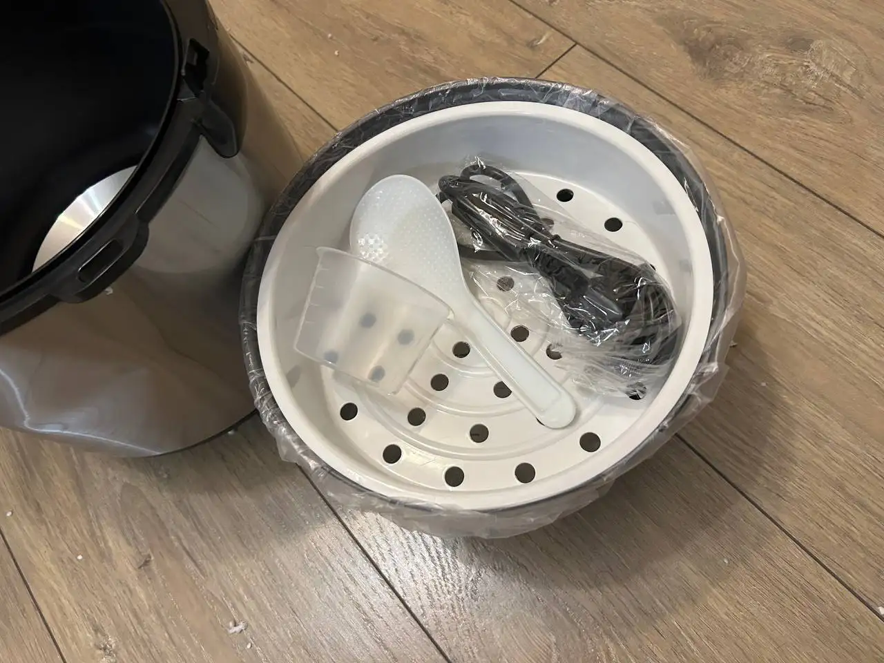 Мультиварка новая с дефектом корпуса - Мелкая бытовая техника (Электроника) в Санкт-Петербург