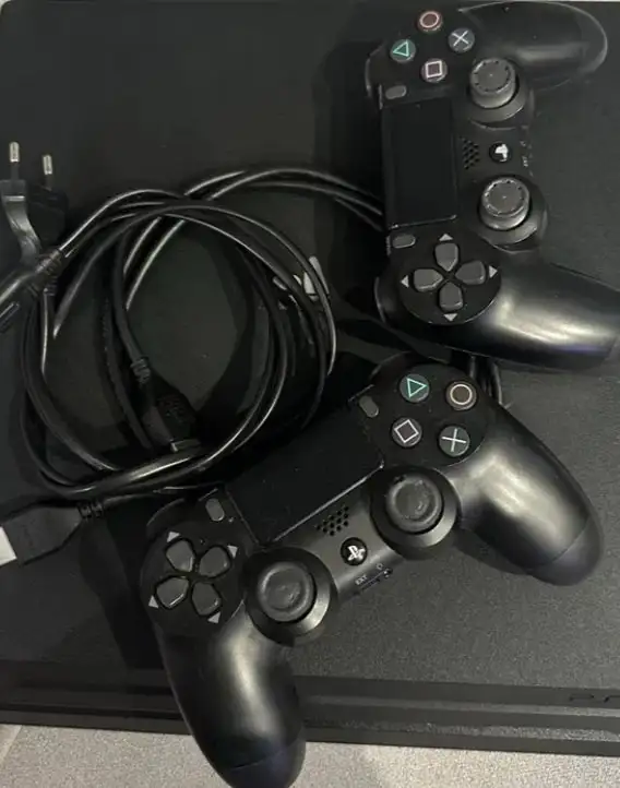 Продам игровую приставку PS4 Pro - Игровые приставки (Электроника) в Санкт-Петербург