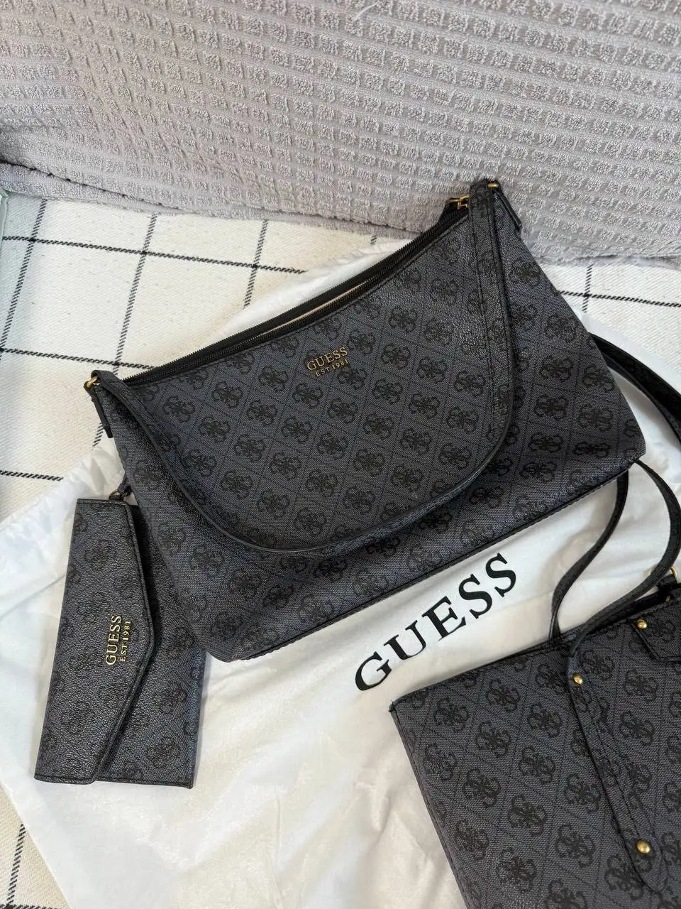 Продаю комплект сумок и кошелька Guess - Аксессуары (Одежда) в Санкт-Петербург