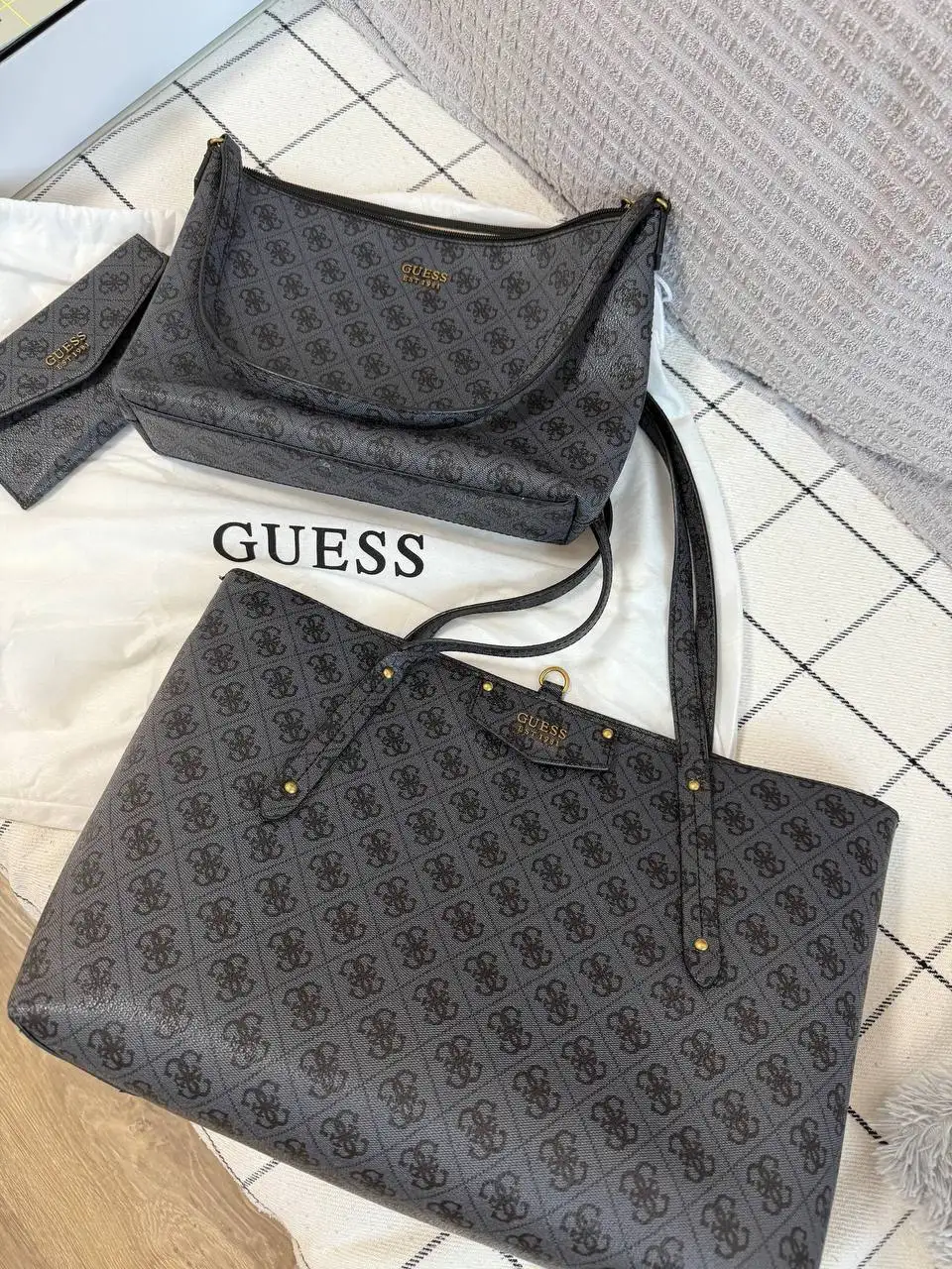Продаю комплект сумок и кошелька Guess - Аксессуары (Одежда) в Санкт-Петербург