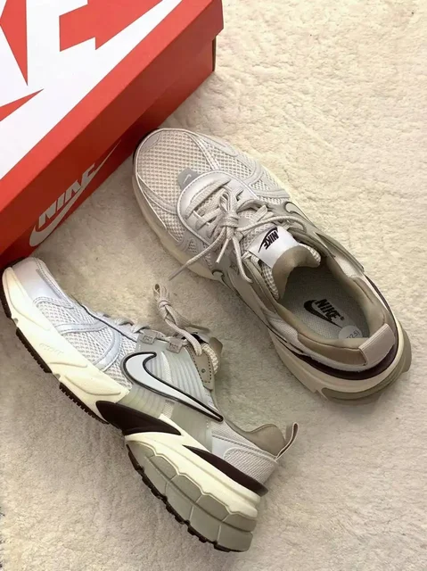 Кроссовки Nike V2K Run, новые, р-р 37,5 - Корсеты в Санкт-Петербург