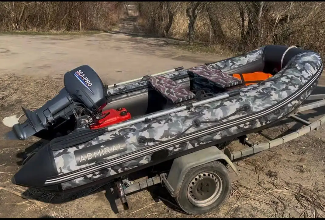 Лодка Admiral 335 с мотором SeaPro 9.9 и прицепом в идеальном состоянии - Лодки и моторы (Авто) в Калининград