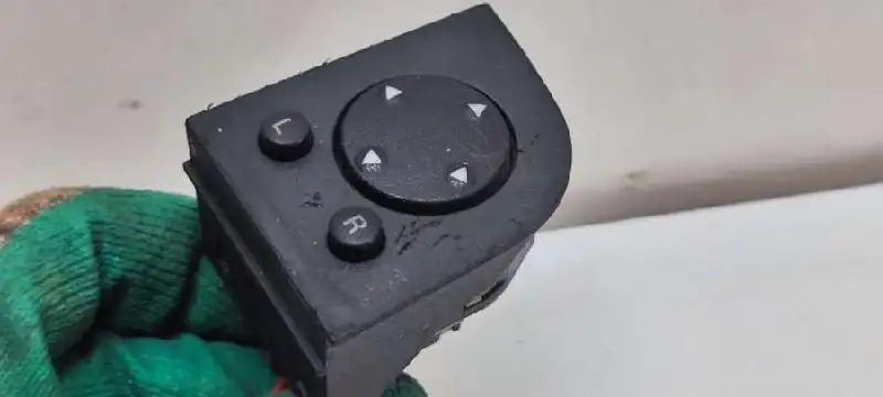 Продажа кнопки регулировки зеркал на Audi 80 B4 - Автомобильные электронные компоненты (Запчасти) в Калининград