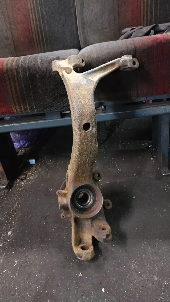 Поворотный кулак правый Ауди A6 C5 - Подвеска (Запчасти) в Калининград