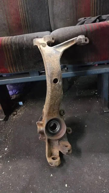 Поворотный кулак правый Ауди A6 C5 - Запчасти в Калининград