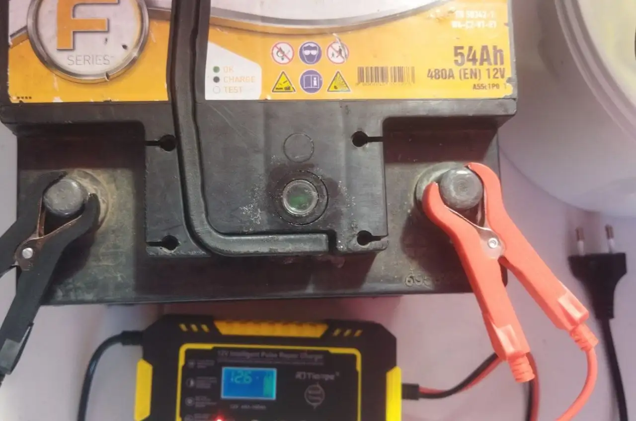 Продаю АКБ и канистру с бензином - Запчасти и аксессуары (Авто) в Калининград