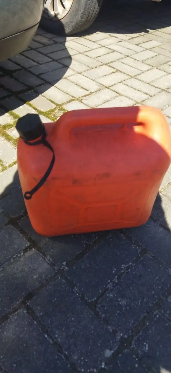 Продаю АКБ и канистру с бензином - Запчасти и аксессуары (Авто) в Калининград