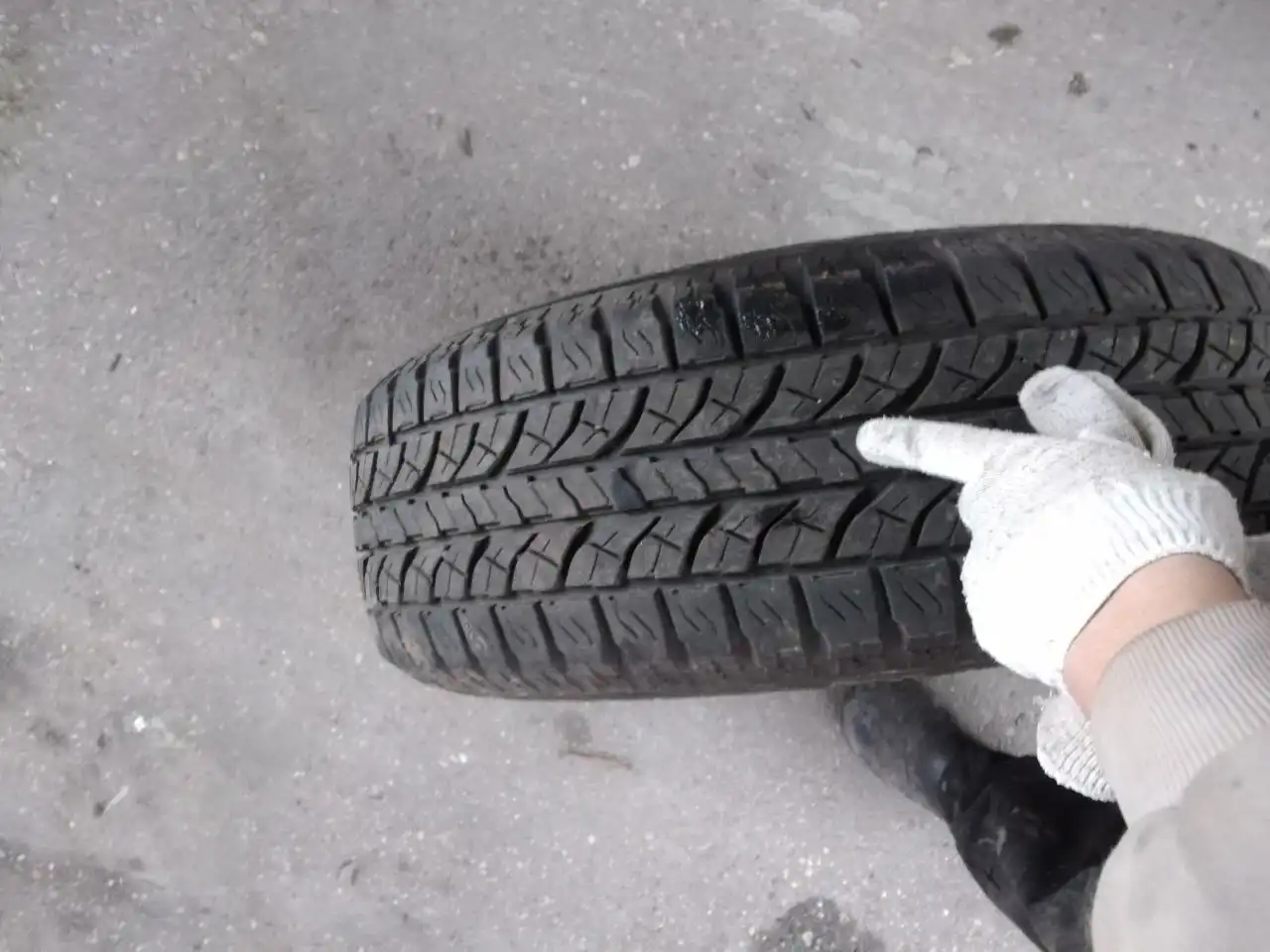 Продам всесезонные шины 2 шт