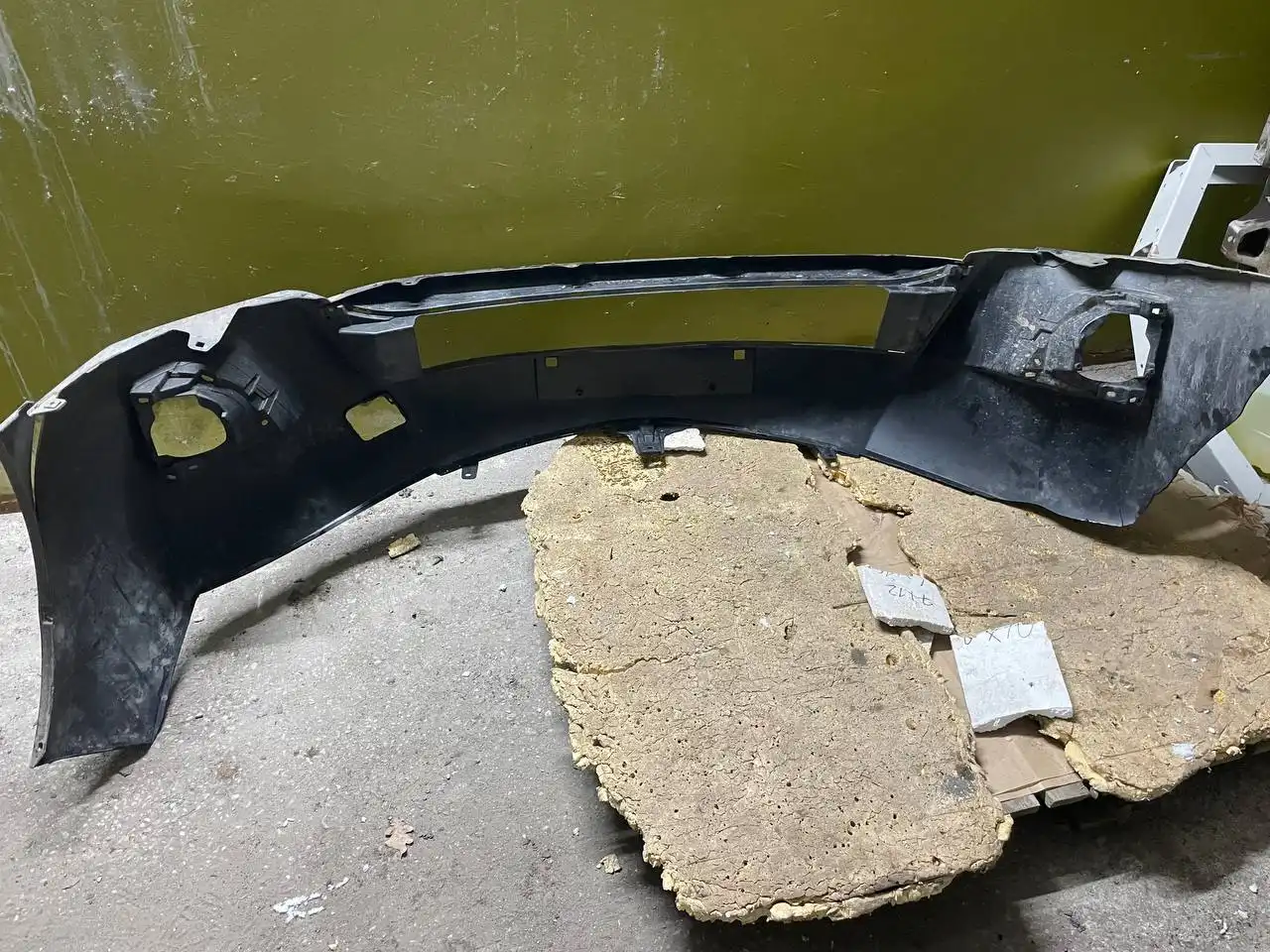 Бампер Toyota Corolla XI с повреждением