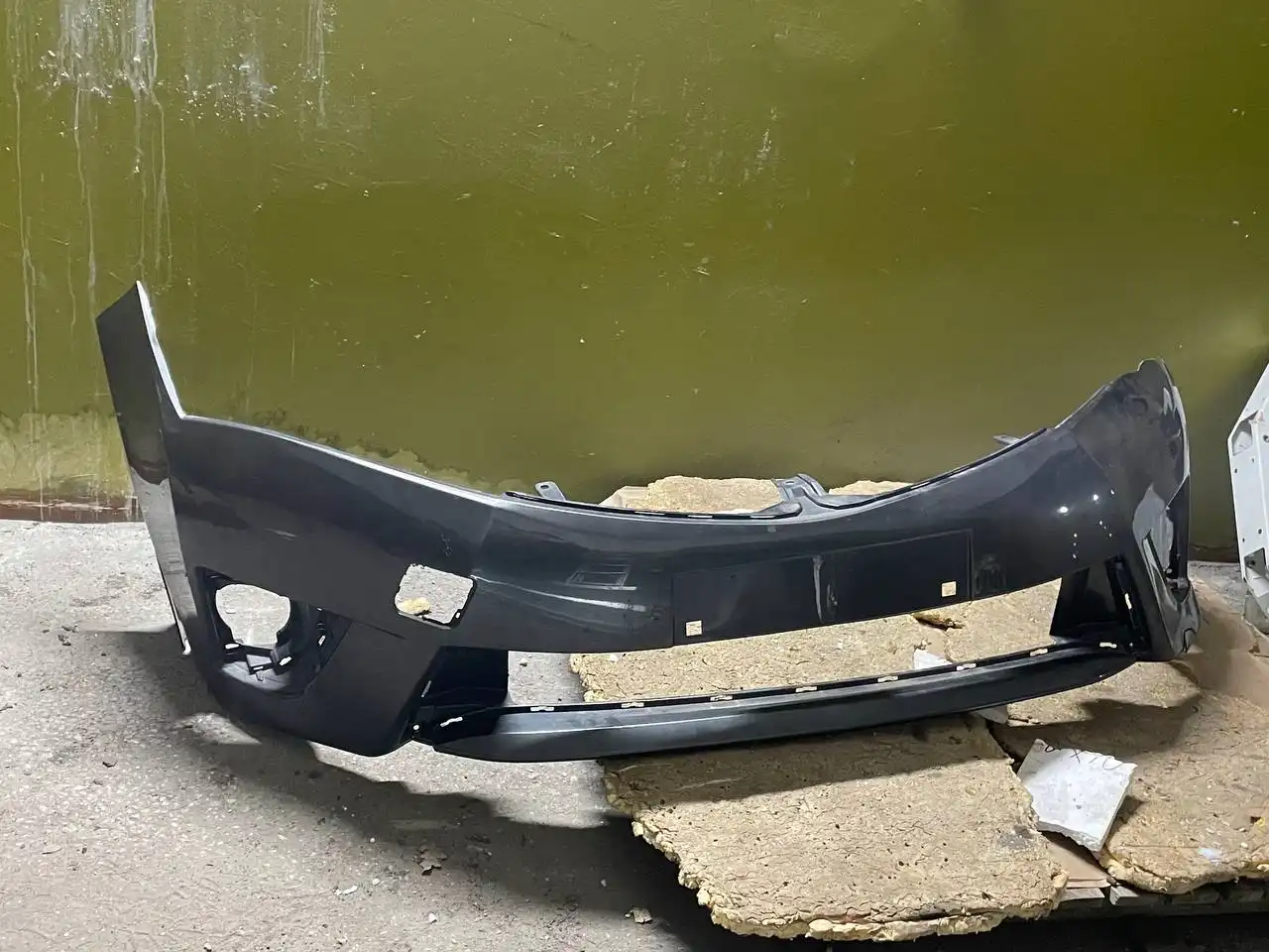 Бампер Toyota Corolla XI с повреждением