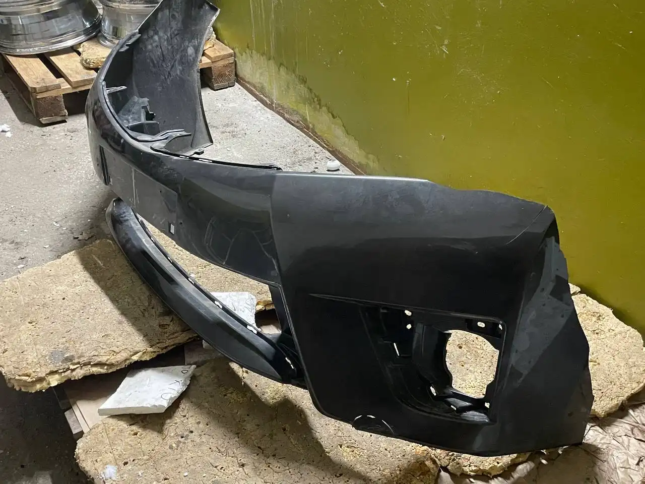 Бампер Toyota Corolla XI с повреждением