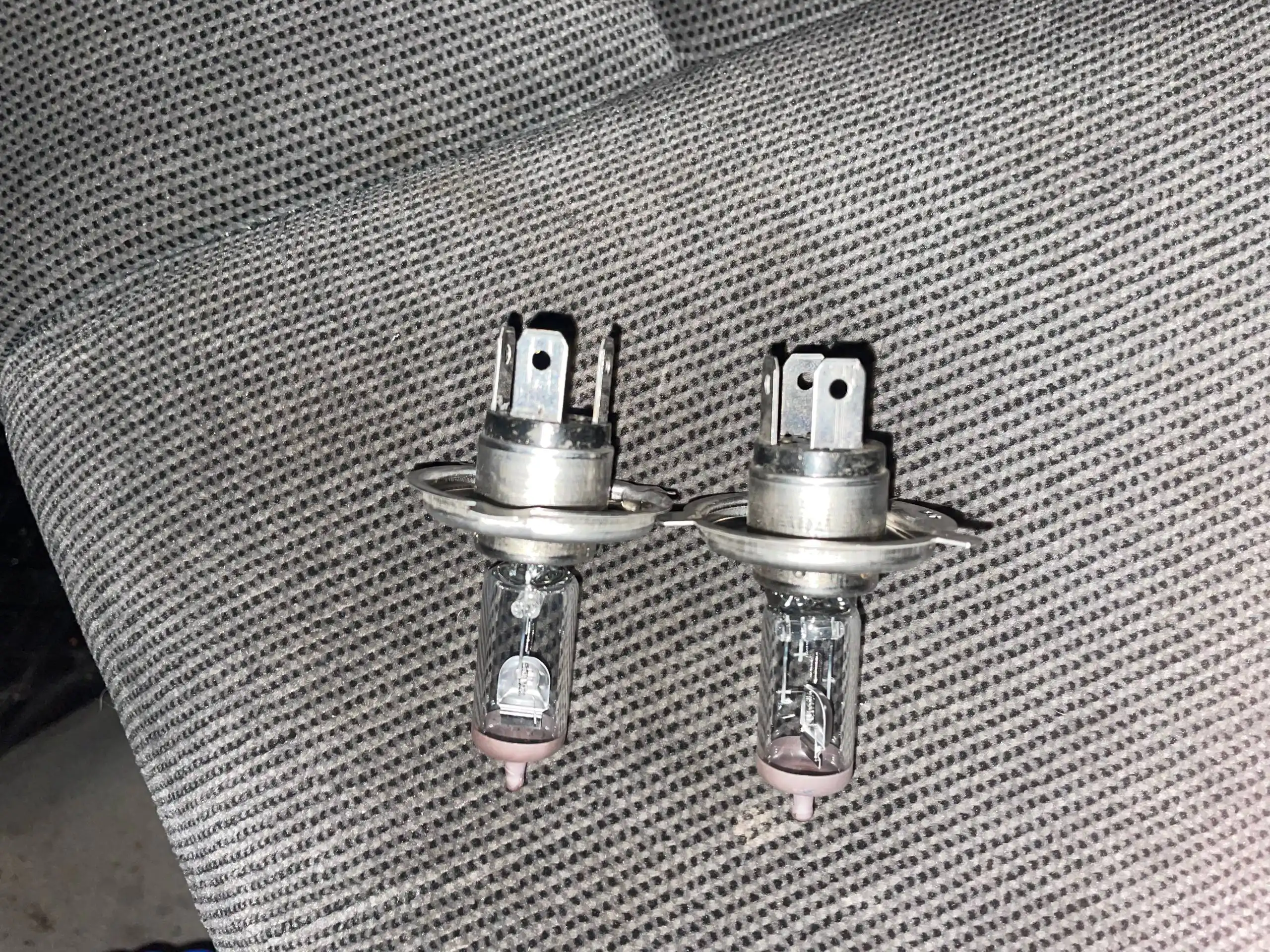 Продам новые лампочки H4