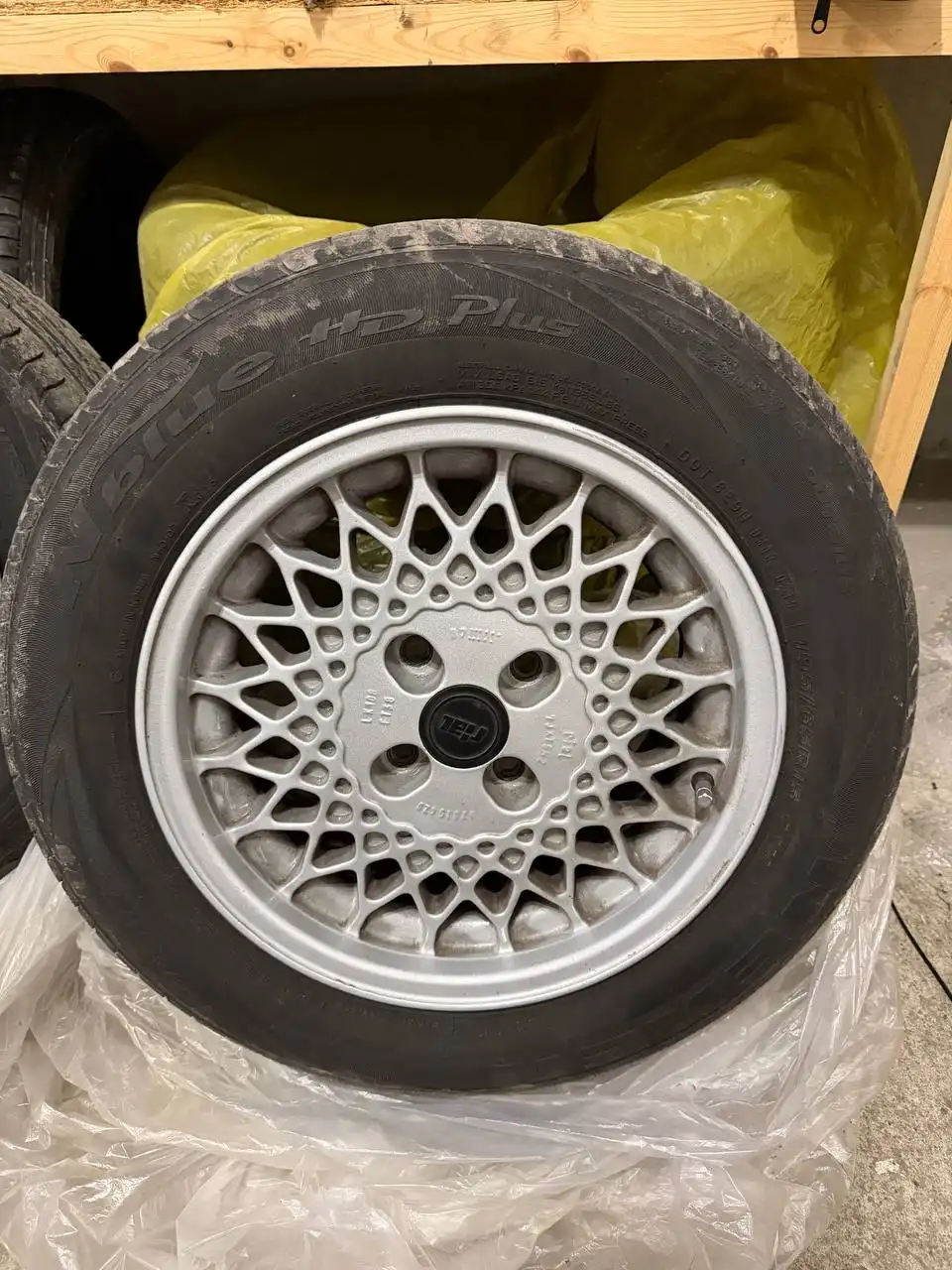 Продам диски с резиной от Audi 100 C3