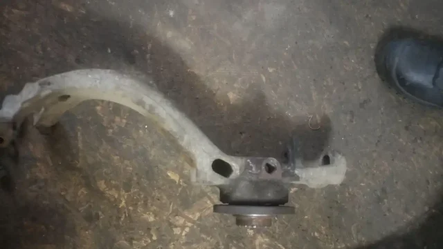 Продам поворотный кулак Audi A6 C5 правый передний со ступицей - Автокресла и сидения в Калининград