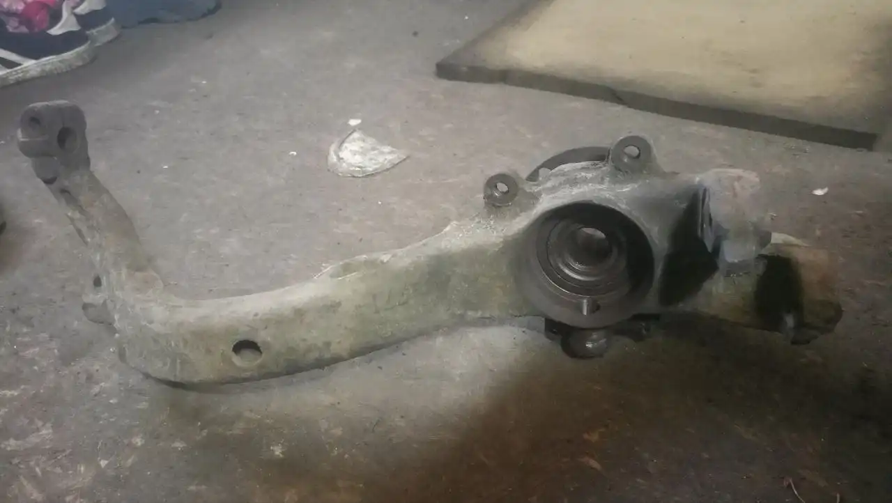 Продам поворотный кулак Audi A6 C5 правый передний со ступицей - Автозапчасти (Запчасти) в Калининград