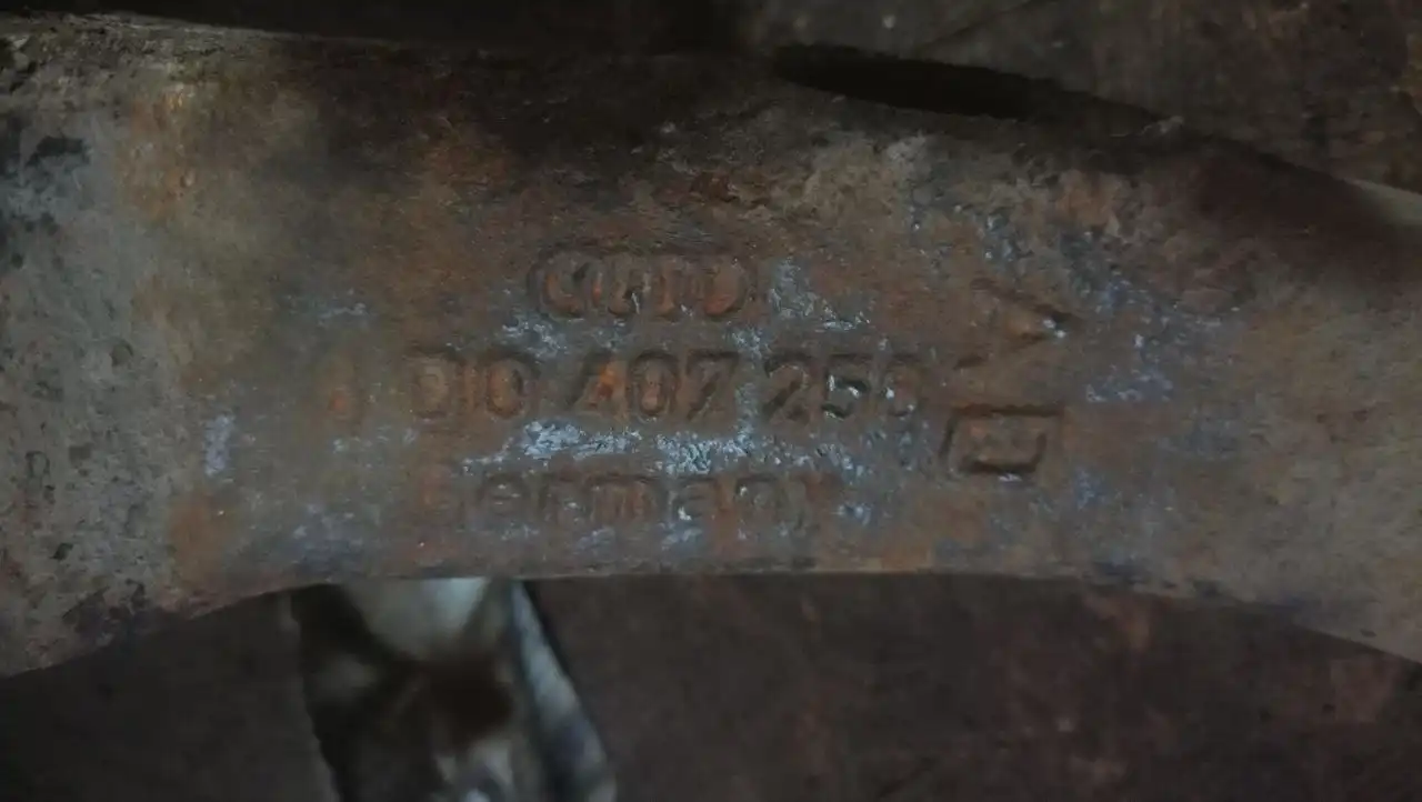 Продам поворотный кулак Audi A6 C5 правый передний со ступицей - Автозапчасти (Запчасти) в Калининград