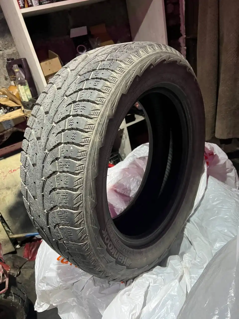 Продам два комплекта резины R17 для Tiguan - Шины и диски (Авто) в Калининград