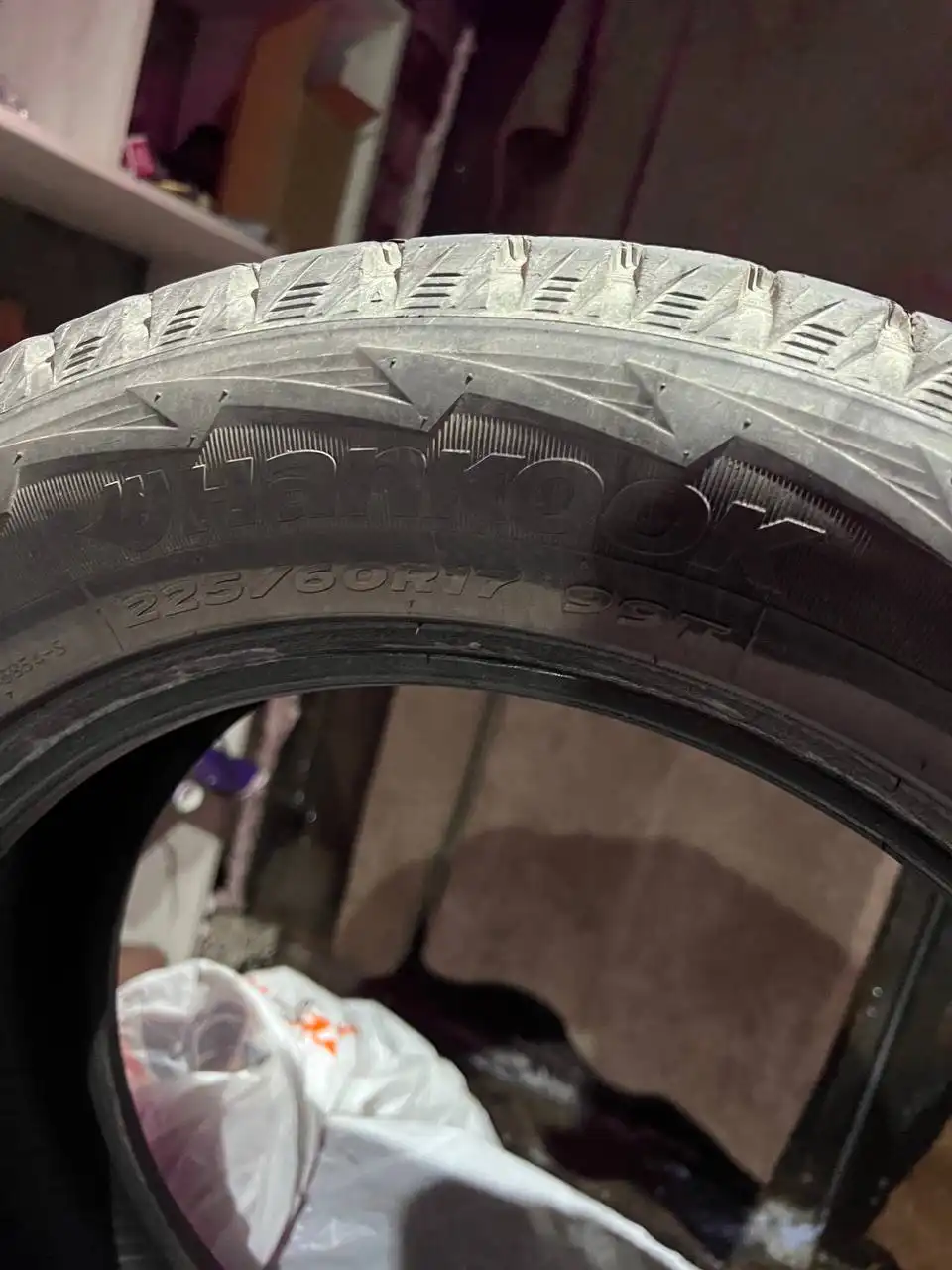 Продам два комплекта резины R17 для Tiguan - Шины и диски (Авто) в Калининград